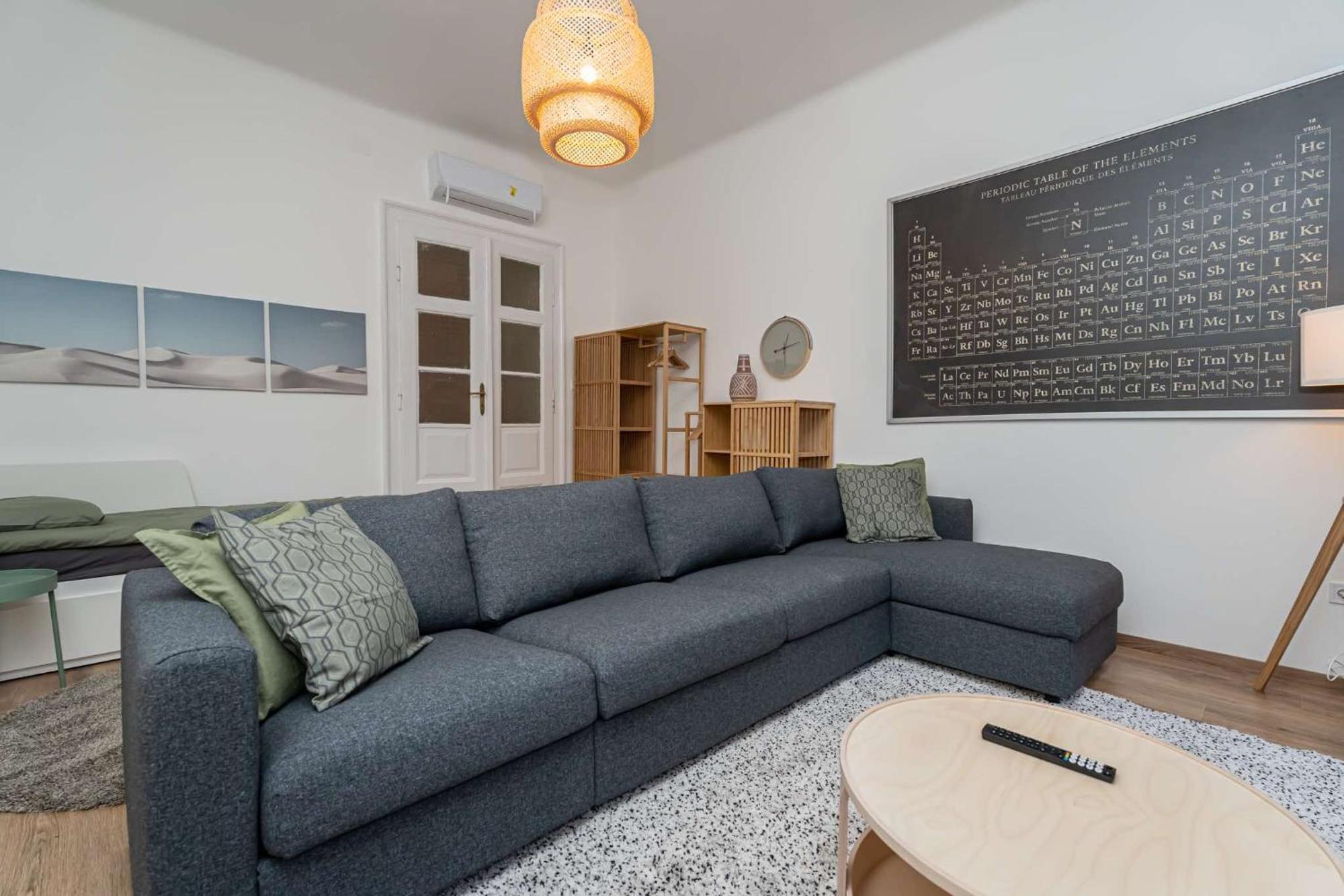 Gozsdu Court Three Roses Apartment Budapest