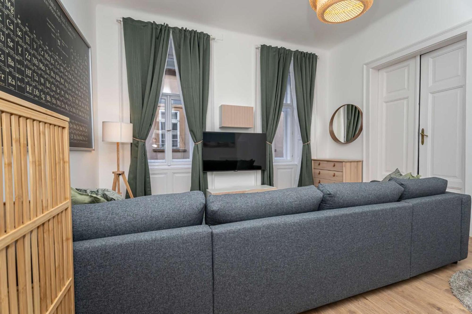Apartment Gozsdu Court Three Roses