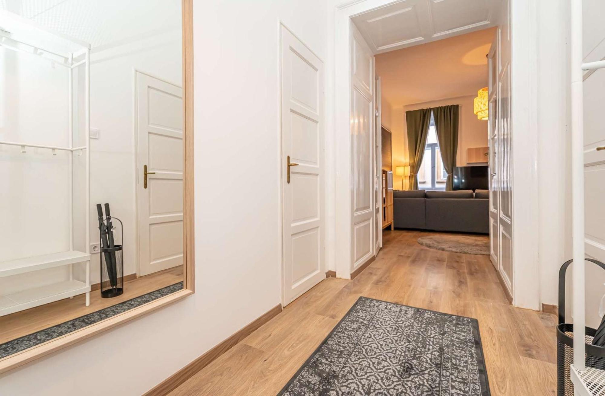 Gozsdu Court Three Roses Apartament *